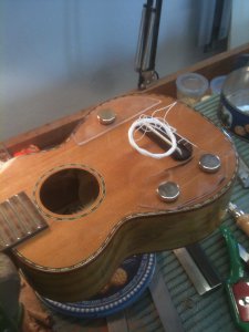 Ukulele Spezial Reparatur Deckenriss mit Hilfe von Magneten