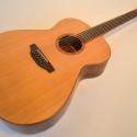 Zw&ouml;lfsaitige Gitarre:Fichtendecke, Korpus aus Ostindischem Palisander, R&auml;nder aus Rosenholz, Schallloch und Kopfplatte: Santospalisander