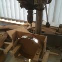 Die L&ouml;cher f&uuml;r die Halsverbindung werden an der Standbohrmaschine lotrecht zur Kreistangente gebohrt.